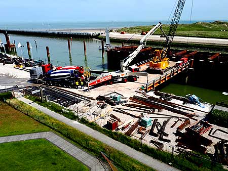 betommolens stortrn beton in de aanvoerbak betonpomp